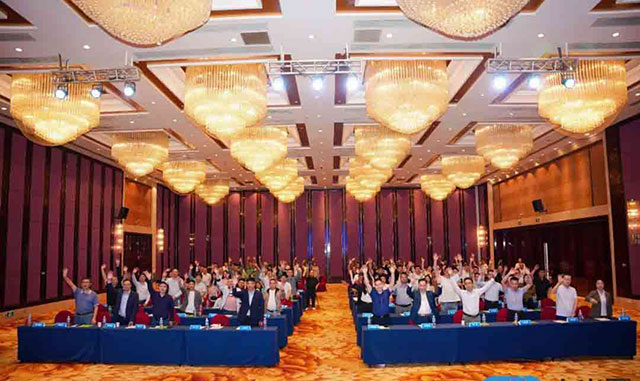 【跨界融合 聚勢(shì)發(fā)展】榮高冠名的2025中國(guó)智能出入口與停車(chē)充電行業(yè)發(fā)展大會(huì)成功召開(kāi)！