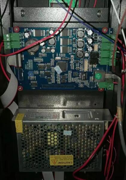 車(chē)牌識(shí)別攝像機(jī)有3組線連接至控制主板