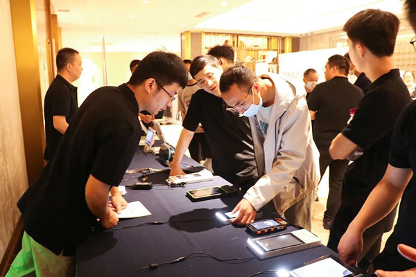 出席開業(yè)活動(dòng)的嘉賓正在體驗(yàn)熵基科技數(shù)智產(chǎn)品