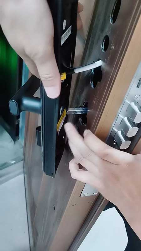 線路不要太過纏繞，也不要碰上天地鉤以免線路出錯(cuò)。