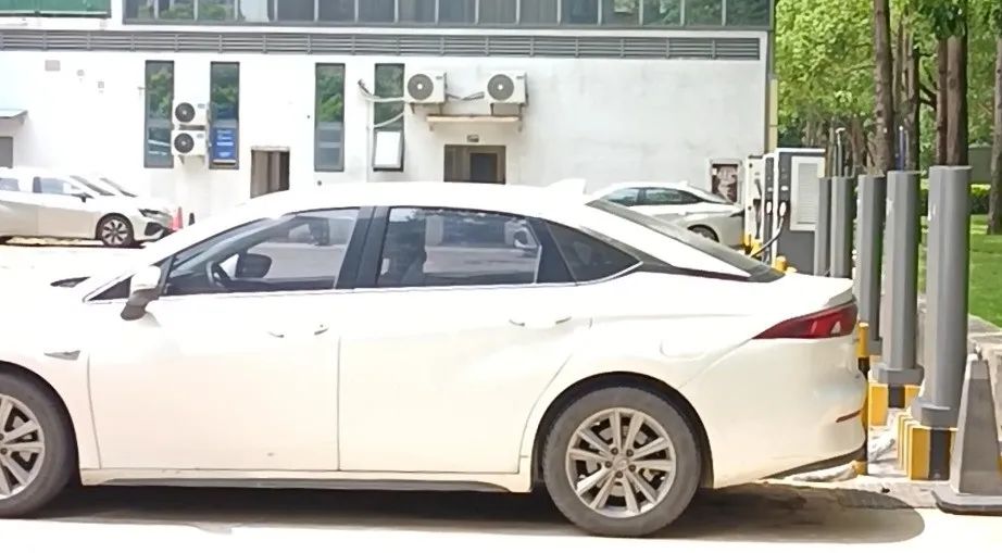 充電服務(wù)費(fèi)0.21元！樁補(bǔ)貼未發(fā)？充電場站繁榮的背后