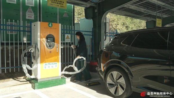 全疆首座“風(fēng)光儲充”一體化微電網(wǎng)充電站在昌吉投運