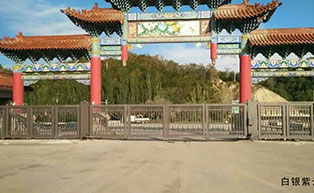 白銀紫云山懸折門工程案例 - 中出網(wǎng)-智能出入口與停車充電門戶