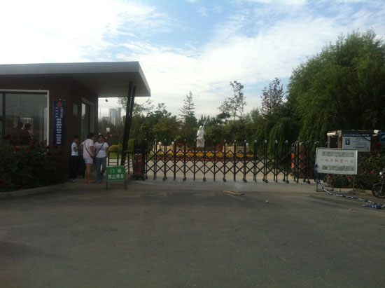 顯順琵琶學(xué)校伸縮門案例 - 中出網(wǎng)-智能出入口與停車充電門戶