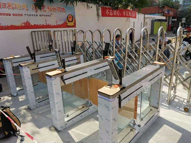 廣東江門天鵝灣小學(xué)擺閘案例 - 中出網(wǎng)-智能出入口與停車充電門戶