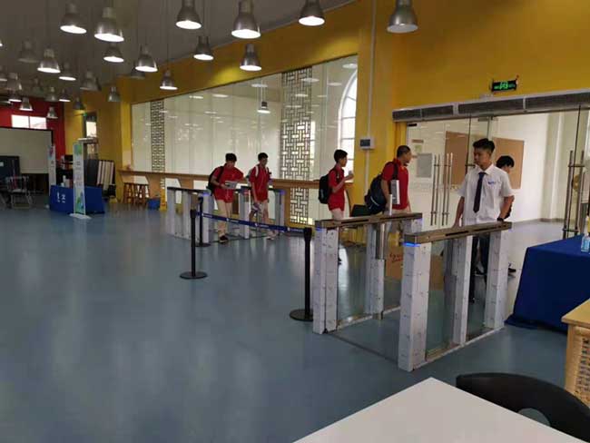 廣東英東中學(xué)速通門案例 - 中出網(wǎng)-智能出入口與停車充電門戶