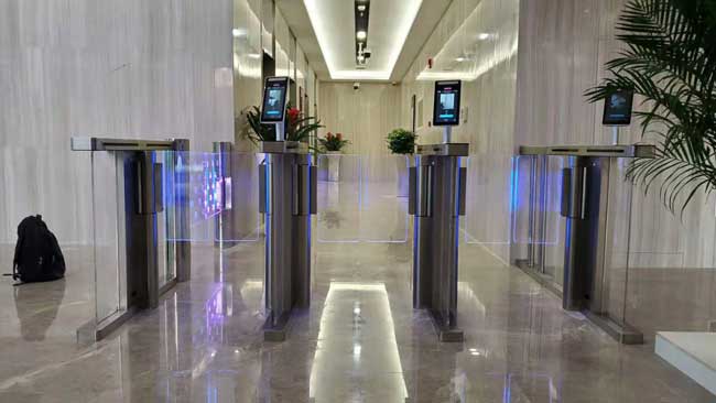 上海市仁濟(jì)醫(yī)院商業(yè)C款速通門案例 - 中出網(wǎng)-智能出入口與停車充電門戶