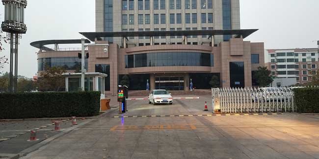 臨淄國(guó)稅南門(mén)電動(dòng)伸縮門(mén)案例 - 中出網(wǎng)-智能出入口與停車(chē)充電門(mén)戶