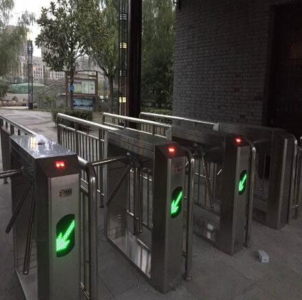 寧波第一學(xué)堂三輥閘檢票系統(tǒng)案例 - 中出網(wǎng)-智能出入口與停車充電門戶