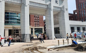 石門實驗學(xué)校升降柱案例 - 中出網(wǎng)-智能出入口與停車充電門戶