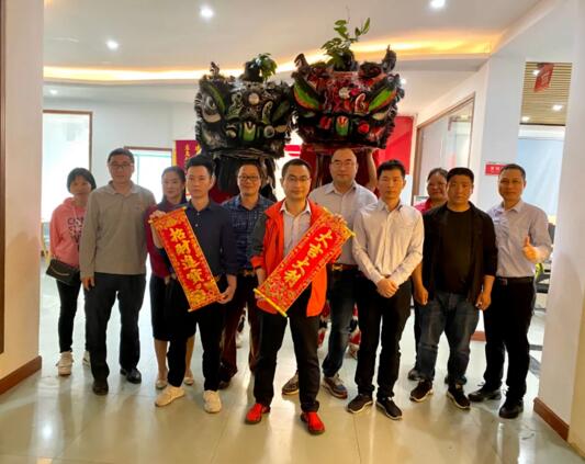 黎總對公司及全國經(jīng)銷商集體和個(gè)人的辛苦努力表示衷心感謝并送上祝福