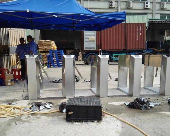 廣東建榮電子塑膠有限公司通道閘案例 - 中出網(wǎng)-智能出入口與停車充電門戶