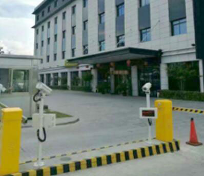 上海森景大酒店車(chē)牌識(shí)別系統(tǒng)案例 - 中出網(wǎng)-智能出入口與停車(chē)充電門(mén)戶(hù)