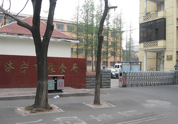 糧食局伸縮門案例 - 中出網(wǎng)-智能出入口與停車充電門戶