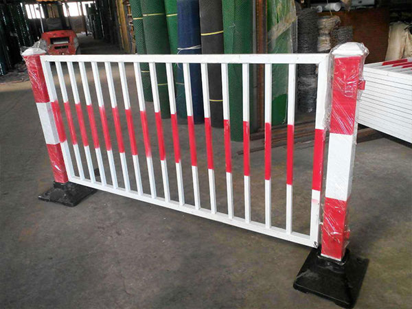 道路隔離護(hù)欄3