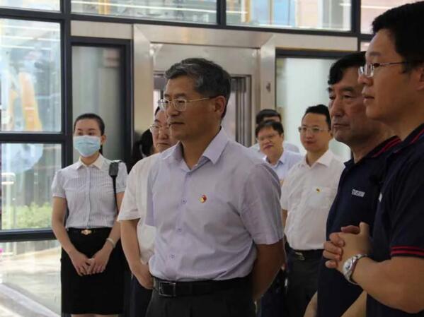 省紀(jì)委書(shū)記馬森述了解百勝無(wú)人值守型停車場(chǎng)解決方案及市場(chǎng)應(yīng)用情況