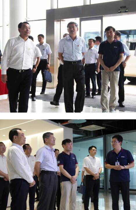 公司劉潤(rùn)根董事長(zhǎng)、銷售部部長(zhǎng)鄭鴻安向省紀(jì)委書(shū)記馬森述介紹公司情況