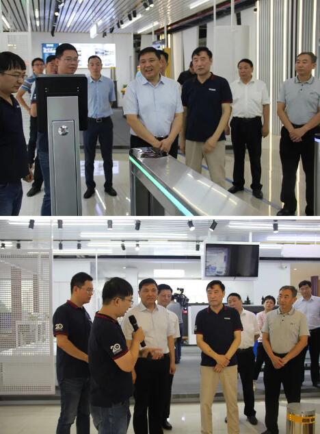 市委常委、市委組織部部長李鎮(zhèn)發(fā)詳細(xì)了解產(chǎn)品的特性、優(yōu)勢及應(yīng)用場景