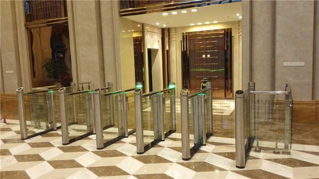 上海蘇寧天御廣場通道閘案例 - 中出網(wǎng)-智能出入口與停車充電門戶