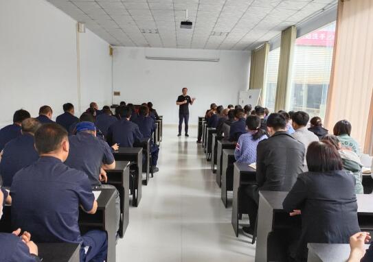 董事長(zhǎng)兼總經(jīng)理周?chē)?guó)青先生發(fā)言