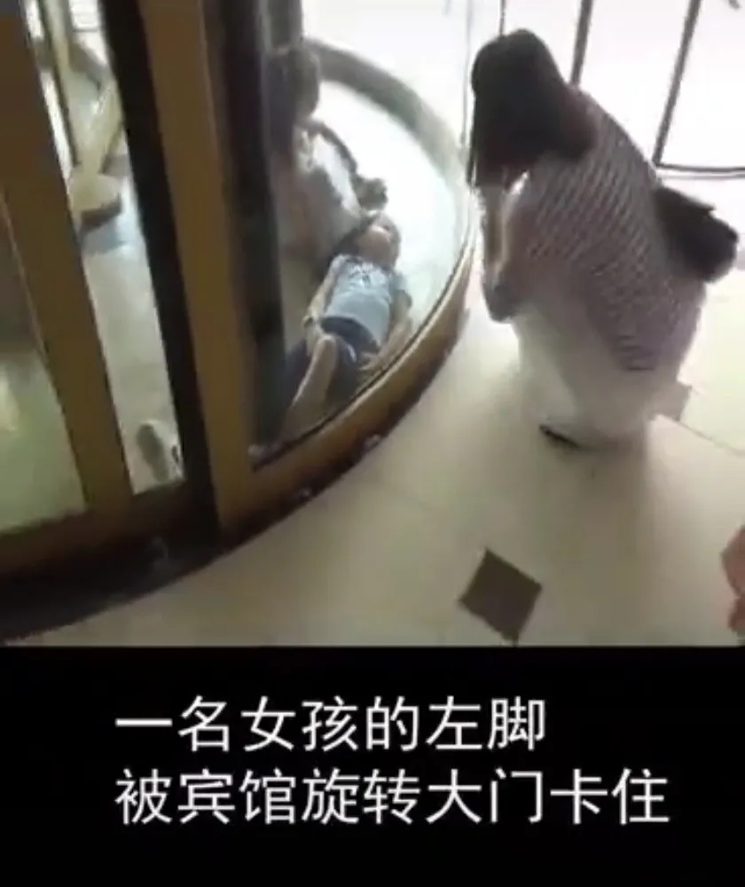 一名女孩的左腳被賓館懸折門卡住