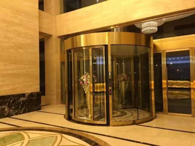 會(huì)澤德城華美達(dá)大酒店旋轉(zhuǎn)門(mén)案例 - 中出網(wǎng)-智能出入口與停車(chē)充電門(mén)戶