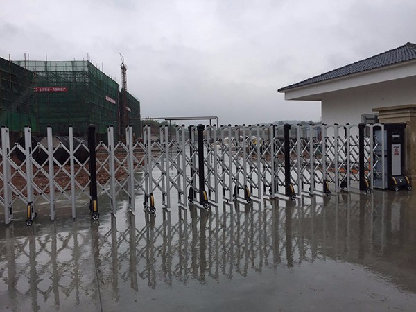 湖北荊門(mén)金賢達(dá)生物科技有限公司伸縮門(mén)工程案例 - 中出網(wǎng)-智能出入口與停車(chē)充電門(mén)戶