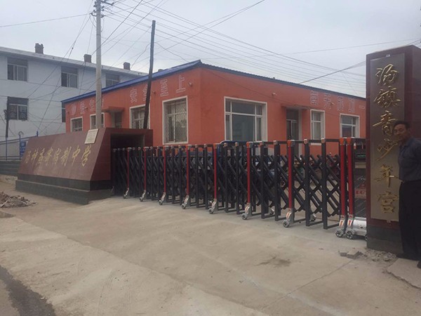 湯神廟寄宿制中學伸縮門工程案例 - 中出網(wǎng)-智能出入口與停車充電門戶