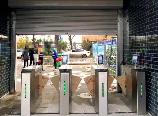 通道閘-中鐵八局鶴壁經(jīng)開區(qū) - 中出網(wǎng)-智能出入口與停車充電門戶