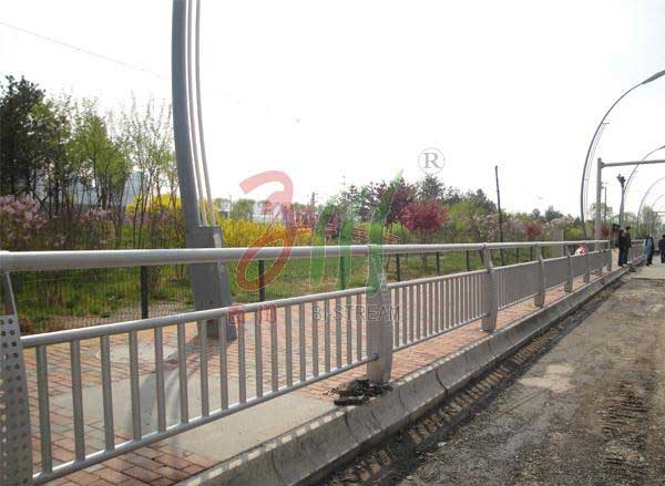 熱鍍鋅靜電噴涂邊緣護(hù)欄