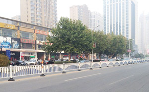 秦皇島5萬5千米護(hù)欄案例 - 中出網(wǎng)-智能出入口與停車充電門戶