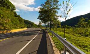 山東省濰坊206國道鍍鋅鋼護(hù)欄案例 - 中出網(wǎng)-智能出入口與停車充電門戶