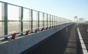 赤茅高速橋梁段全透明聲屏障護(hù)欄案例 - 中出網(wǎng)-智能出入口與停車充電門戶