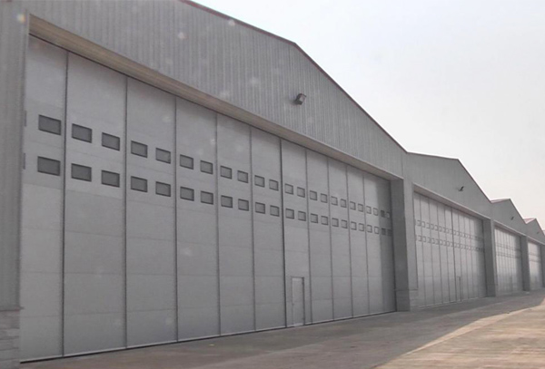 側(cè)轉(zhuǎn)機(jī)庫(kù)門