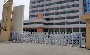 貴陽安順華人學(xué)校伸縮門案例 - 中出網(wǎng)-智能出入口與停車充電門戶