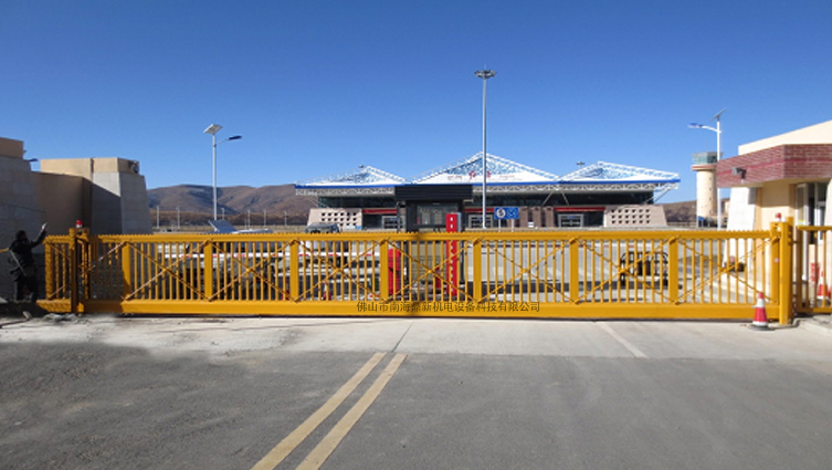 四川阿壩州紅原機(jī)場選用南北德信懸浮門是明智之舉