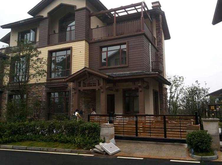 喜報南北德信懸浮門安裝在咸寧碧桂園溫泉別墅大門口