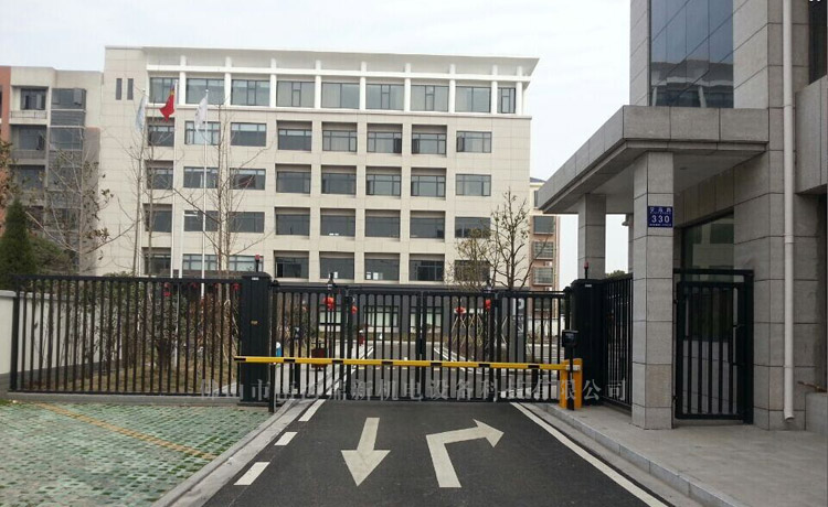 喜迎南北德信懸浮門成功安裝在荊州太普石化大門口