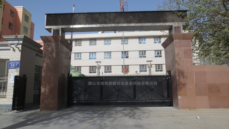 熱烈慶祝南北德信懸浮門(mén)安裝在和田公安局大門(mén)口風(fēng)采展示