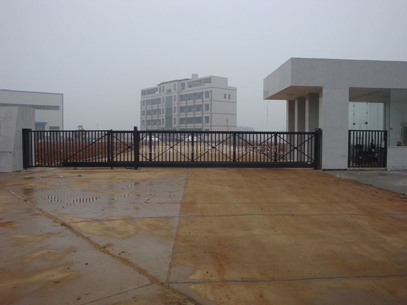 湖南省怡昌機電工貿(mào)有限公司成功安裝南北德信懸浮門