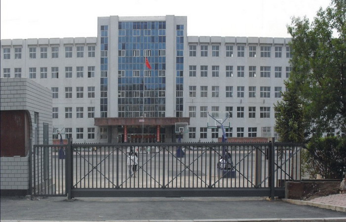 長春市第一五三中學選用南北德信懸浮折疊門是明智之舉