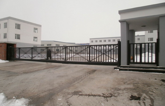 喜迎南北德信懸浮折疊門成功安裝在吉林卡倫鑫利達糊精廠大門口