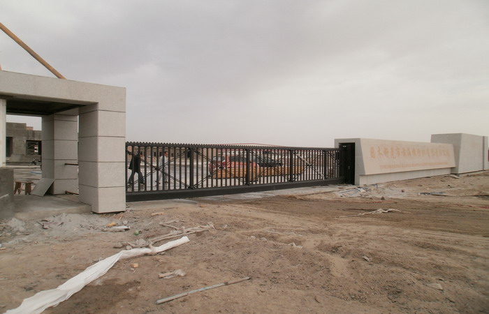 南北德信懸浮折疊門順利進駐新疆圖木舒克市前海棉紡織有限責任公司大門口