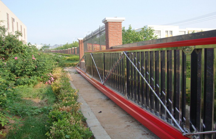 南北德信懸浮折疊門順利進(jìn)駐大連美羅藥業(yè)大門口