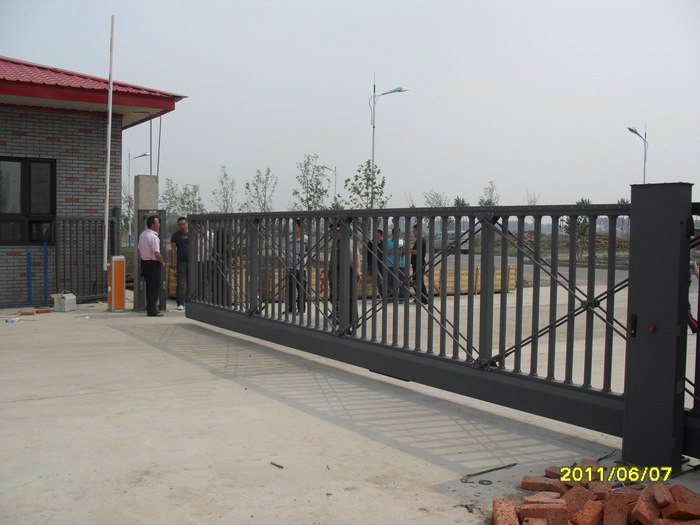 南北德信懸浮折疊門在長(zhǎng)春市金星裝飾材料有限公司大門口展示