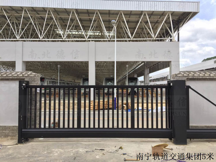 南寧軌道交通集團(tuán)5米智能無軌懸浮門案例 - 中出網(wǎng)-智能出入口與停車充電門戶