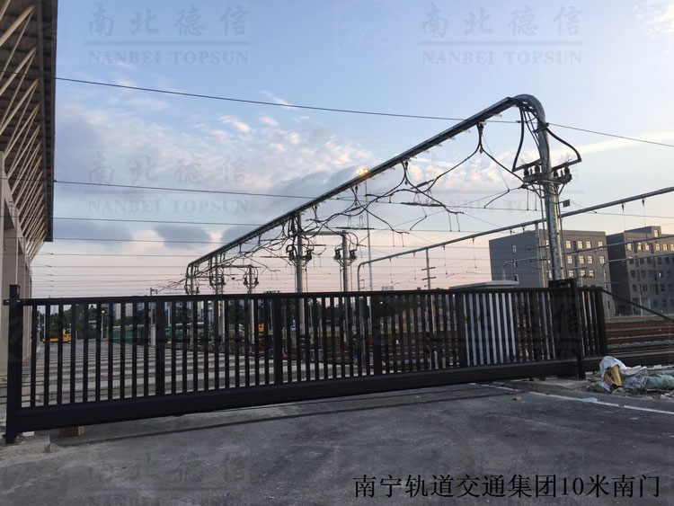 南寧軌道交通集團10米南門（1）無軌懸浮門案例 - 中出網(wǎng)-智能出入口與停車充電門戶