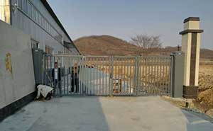 黑龍江省牡丹江綏芬河市無(wú)軌懸浮門(mén)案例 - 中出網(wǎng)-智能出入口與停車充電門(mén)戶