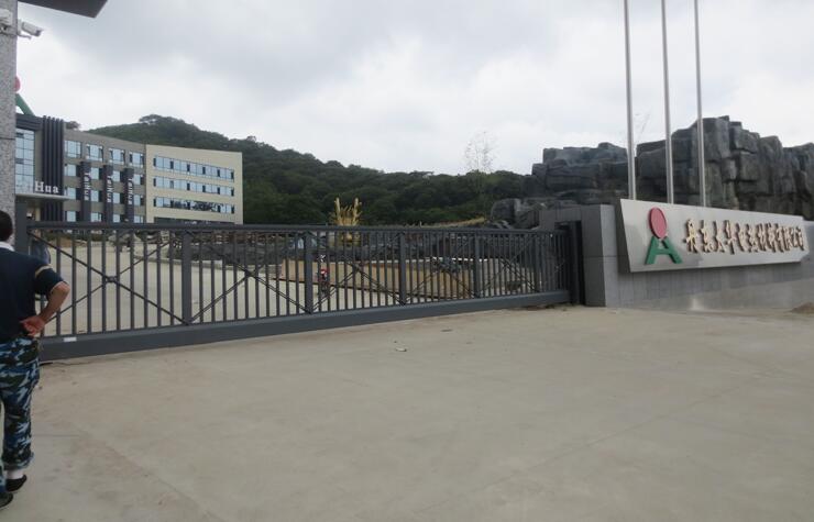 丹東太華電熱材料有限公司無軌懸浮門工程案例 - 中出網(wǎng)-智能出入口與停車充電門戶