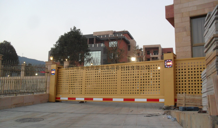 南平市某別墅小區(qū)智能無(wú)軌懸浮門工程案例 - 中出網(wǎng)-智能出入口與停車充電門戶